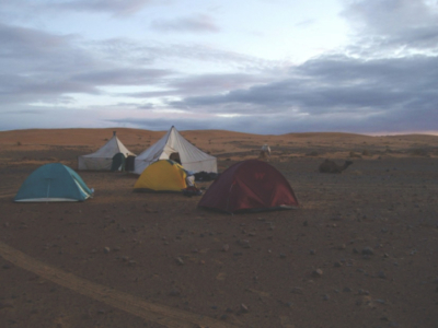 Bivouac dans le désert lors d'un trekking