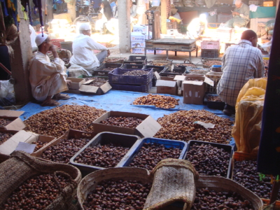 un marchand de dates dans le sud marocain