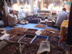 un marchand de dates dans le sud marocain